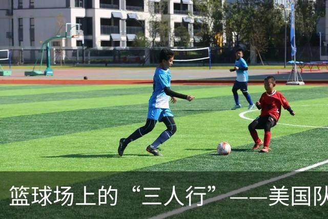 篮球场上的“三人行”——美国队举杯庆祝！